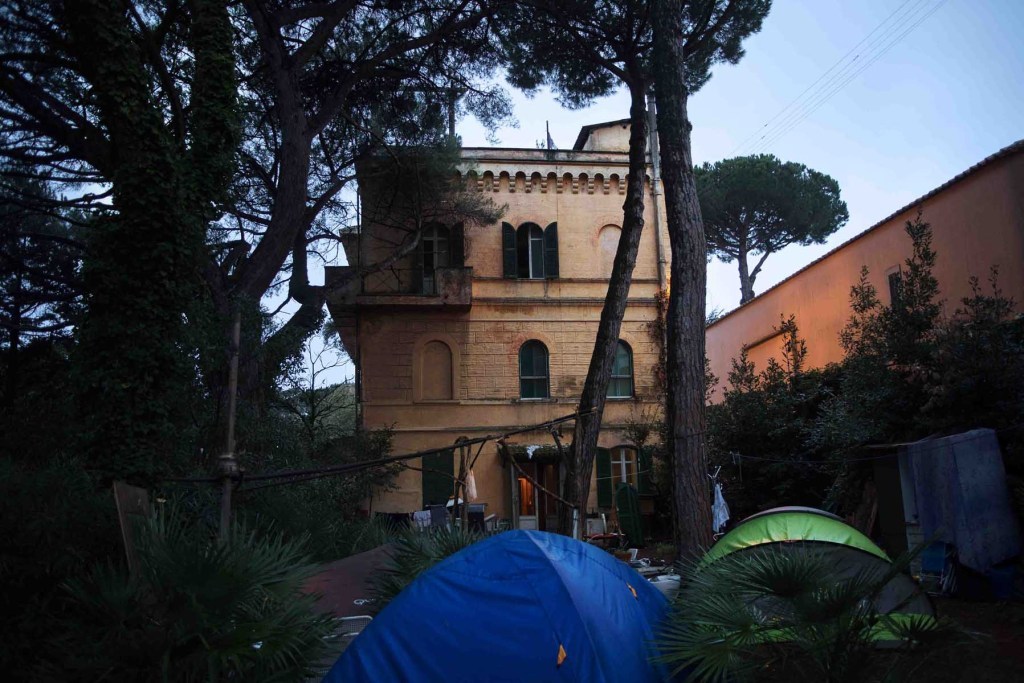 Una facciata della villa all'interno della Tenuta Vaselli,in primo piano le tende del campeggio improvvisato dove vive chi non ha trovato posto all'interno.
