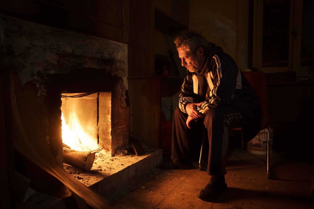 Walter si scalda al fuoco durante una fredda serata autunnale